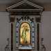 Nel presbiterio  presente un affresco dellUltima Cena, opera dei fratelli Prayer, mentre sullaltare  posta una statua della Madonna